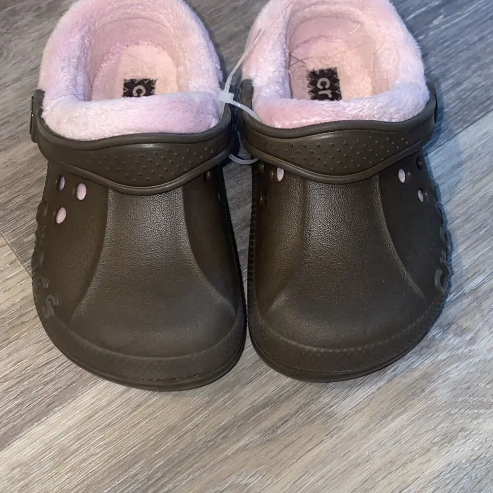 Brown crocs with pink fur lining Girls size 8/9 C